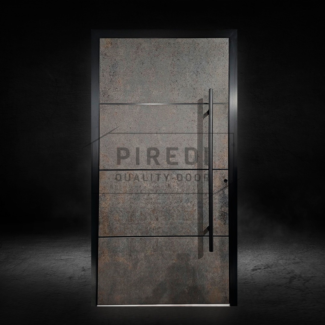 Nowoczesne drzwi zewnętrzne z metalową klamką i okładziną imitującą kamień na ciemnym tle. Minimalistyczny design z poziomymi podziałami.