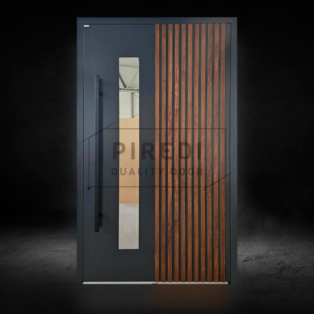 Nowoczesne drzwi wejściowe w kolorze grafitowym z drewnianymi panelami i pionowym przeszkleniem, widoczne w studio na ciemnym tle.
