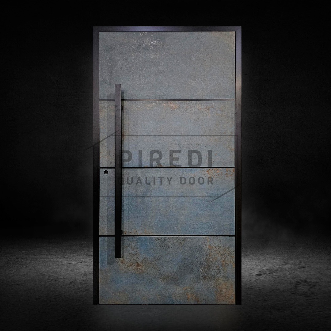 Nowoczesne drzwi wejściowe z metalicznym wykończeniem, pionowy uchwyt, czarna rama i subtelne, poziome linie w tle oświetlonym studyjnie.