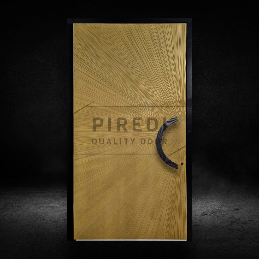 Złote drzwi zewnętrzne z unikalnym wzorem promienistym i czarną, półokrągłą klamką, otoczone czarną ramą, prezentowane na ciemnym tle.