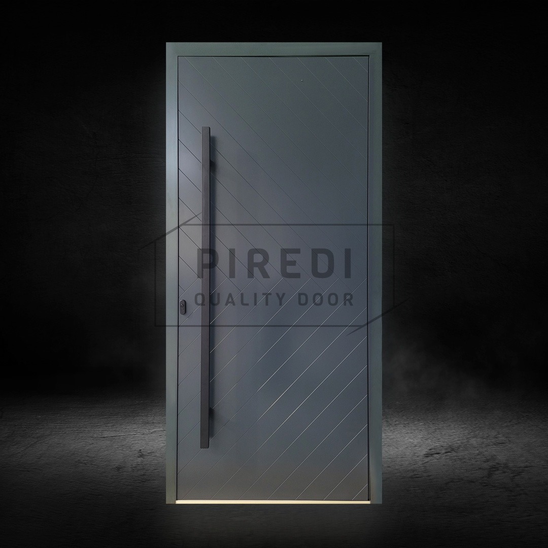 Szare drzwi zewnętrzne z ukośnymi żłobieniami i długim uchwytem na tle ciemnego wnętrza. Minimalistyczny design, subtelne oświetlenie pod drzwiami.