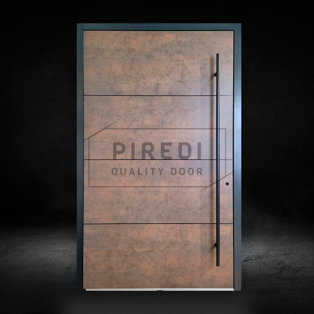 Nowoczesne drzwi zewnętrzne marki Piredi, z długim, pionowym uchwytem i poziomymi panelami o teksturze rdzy, w ciemnej ramie, na ciemnym tle.