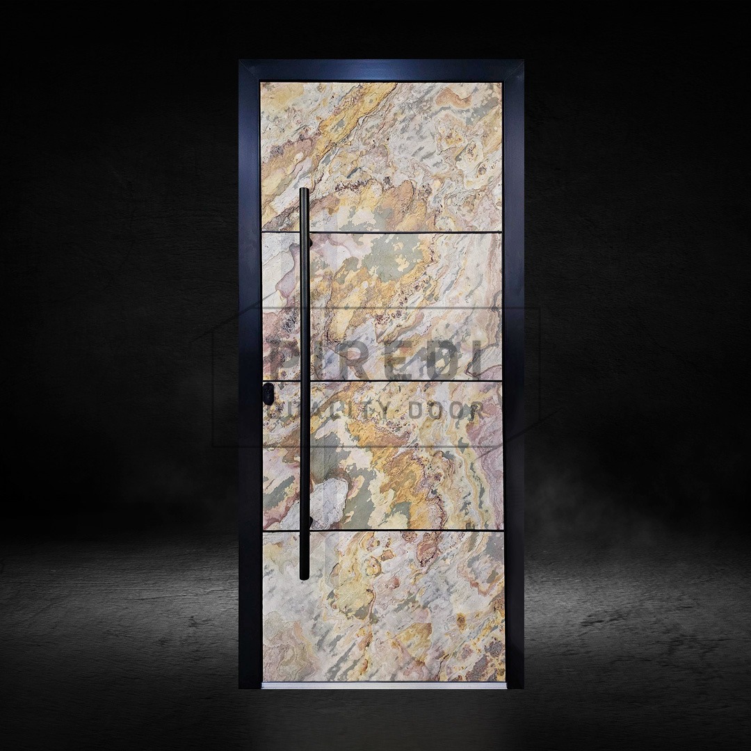 Nowoczesne drzwi wejściowe z okładziną imitującą kamień, czarna rama i długi, pionowy uchwyt na tle ciemnego wnętrza. Wyjątkowy design.