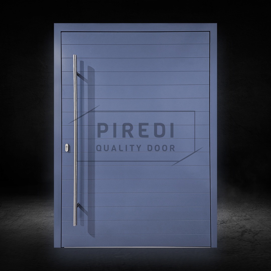 Nowoczesne, niebieskie drzwi wejściowe z poziomymi panelami i długim, srebrnym uchwytem, zamontowane w Radomiu. Widoczne logo producenta.