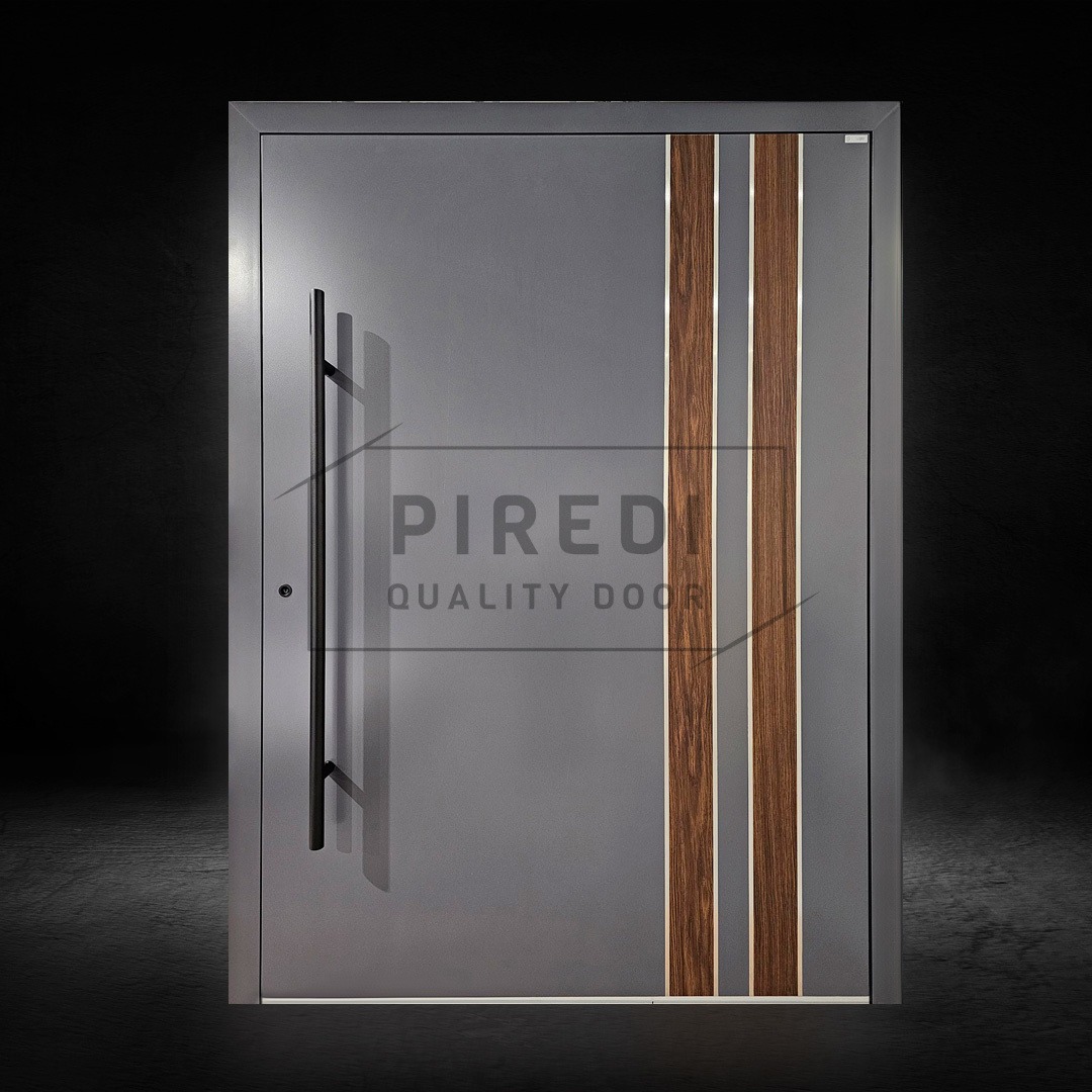 Szare drzwi zewnętrzne z długim, czarnym uchwytem i drewnianymi wstawkami, prezentowane na ciemnym tle. Nowoczesny design.