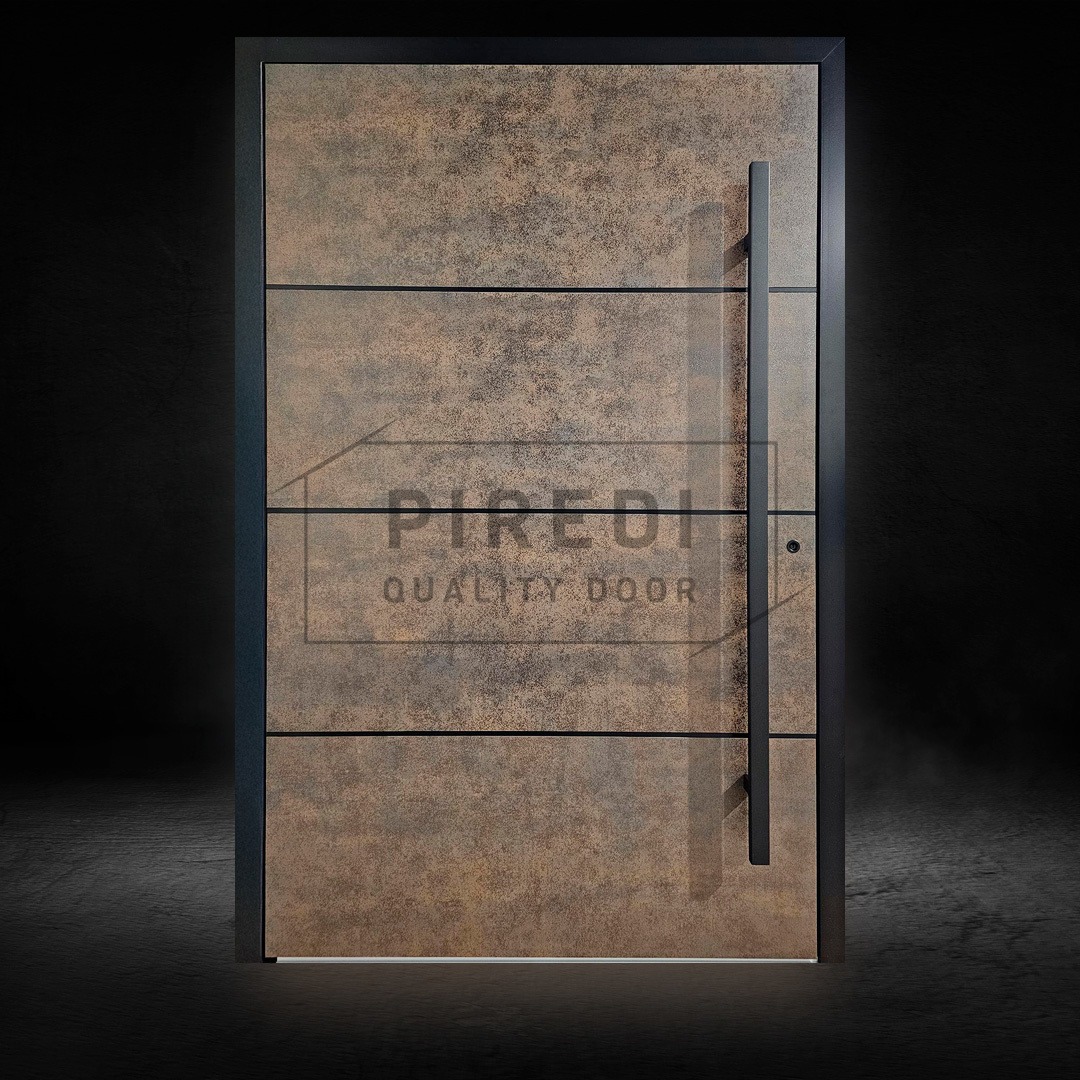 Stylowe drzwi wejściowe z poziomymi panelami i długim, pionowym uchwytem, w ciemnej ramie. Brązowa, teksturowana powierzchnia drzwi.