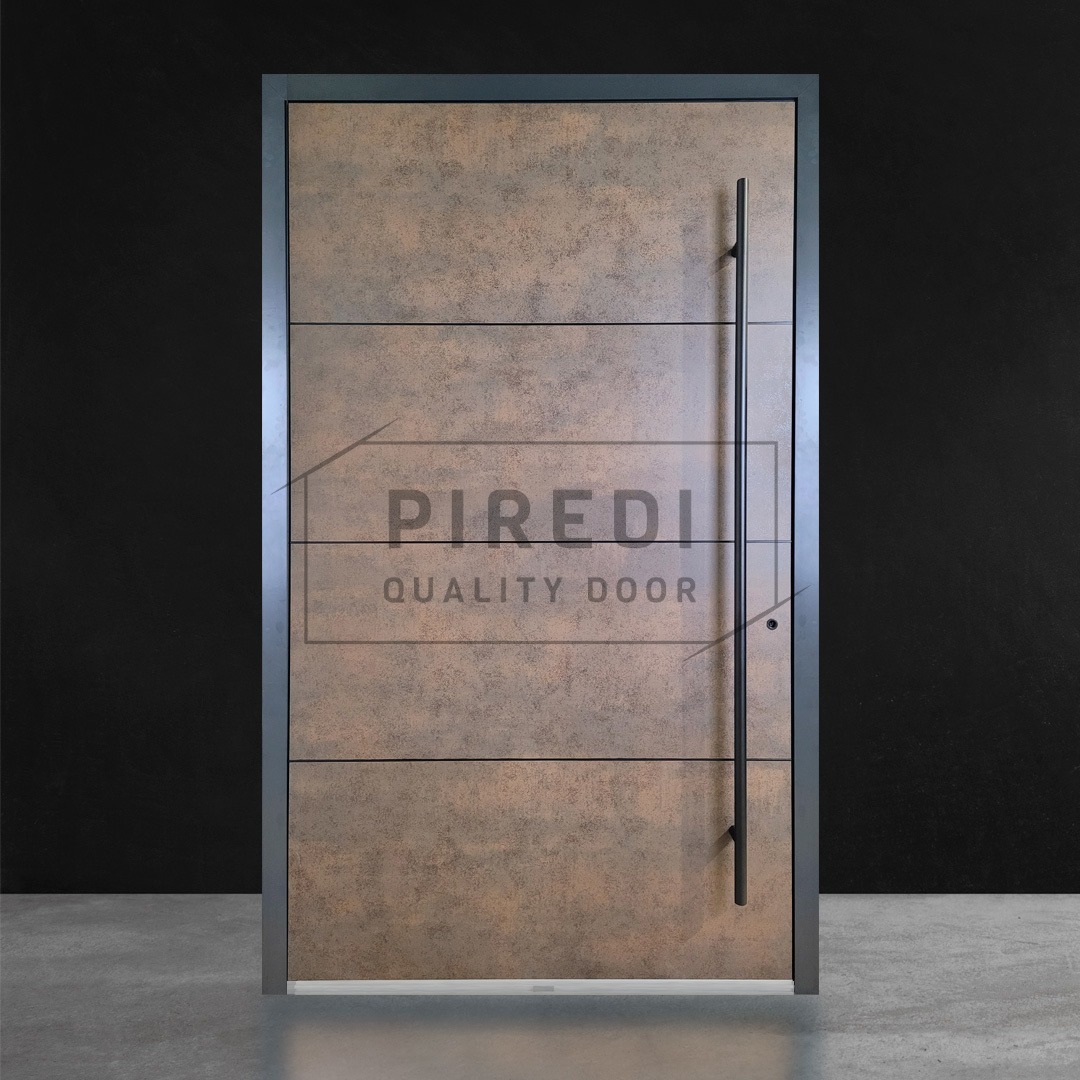 Nowoczesne drzwi wejściowe z długim, pionowym uchwytem, w kolorze miedzi, z poziomymi żłobieniami, na tle ciemnej ściany. Minimalistyczny design.