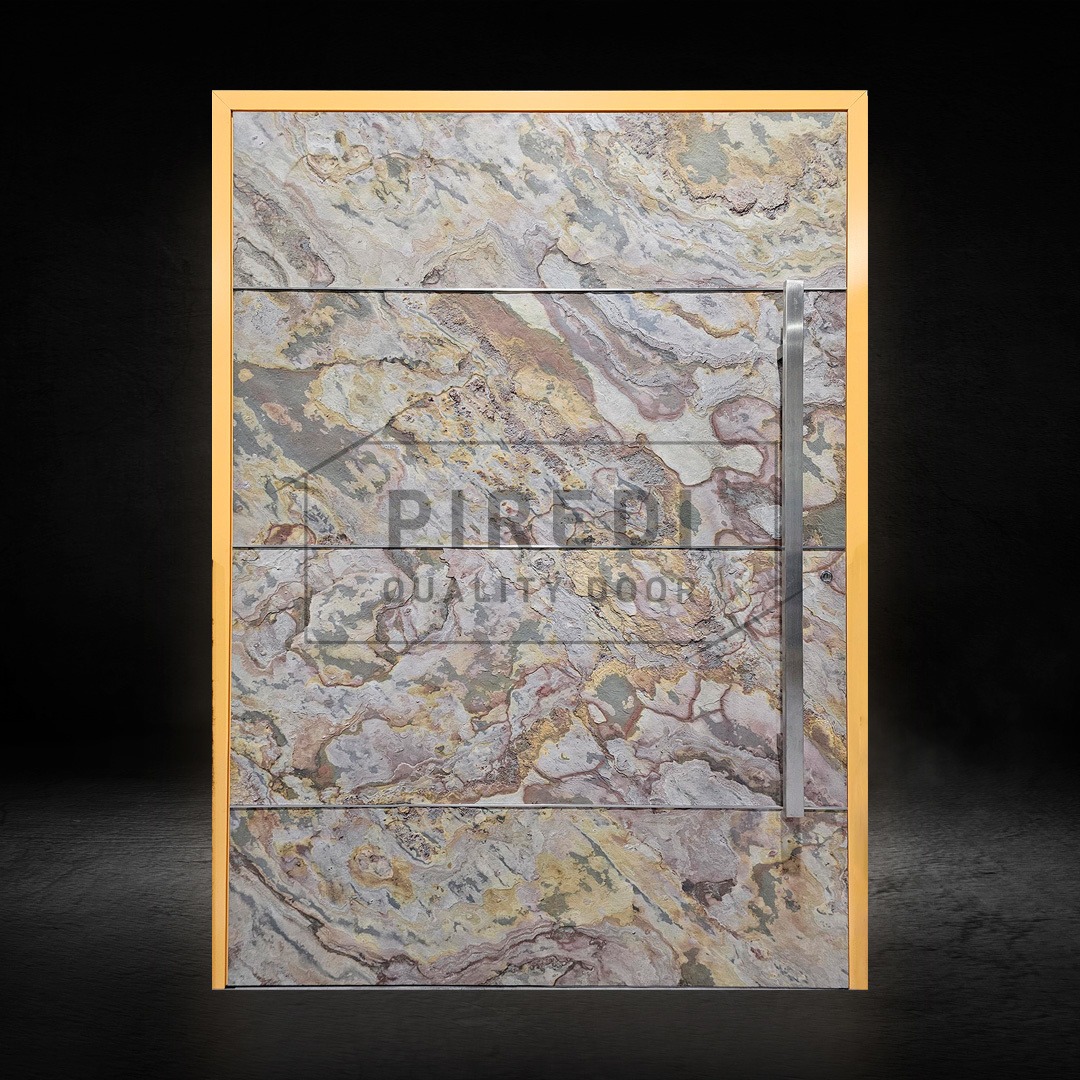 Eleganckie drzwi zewnętrzne z okładziną imitującą kamień, z długim, pionowym uchwytem i złotą ramą, na ciemnym tle. Unikalny wzór kamienia.