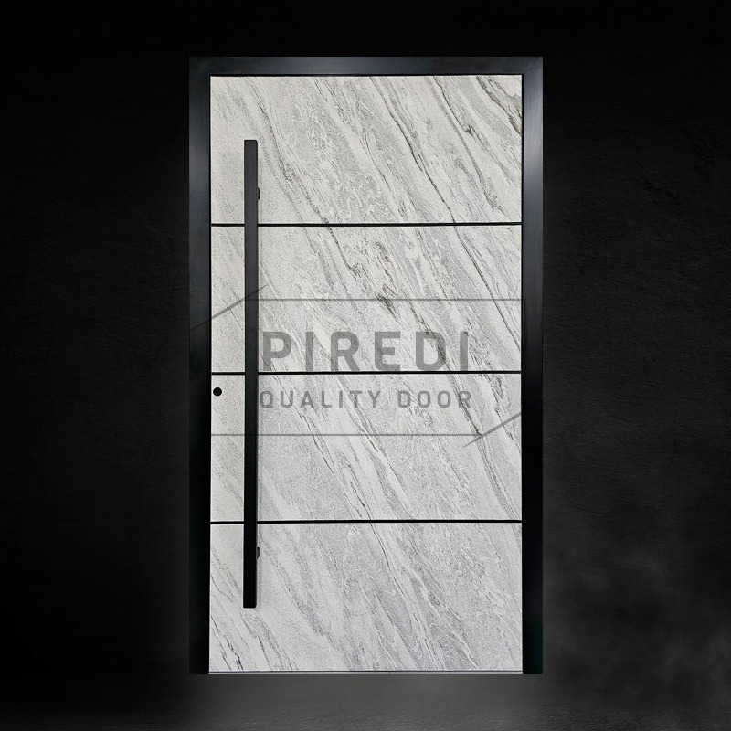 Eleganckie drzwi wejściowe z marmurowym wzorem, czarna rama i długa, pionowa klamka. Minimalistyczny design na ciemnym tle.