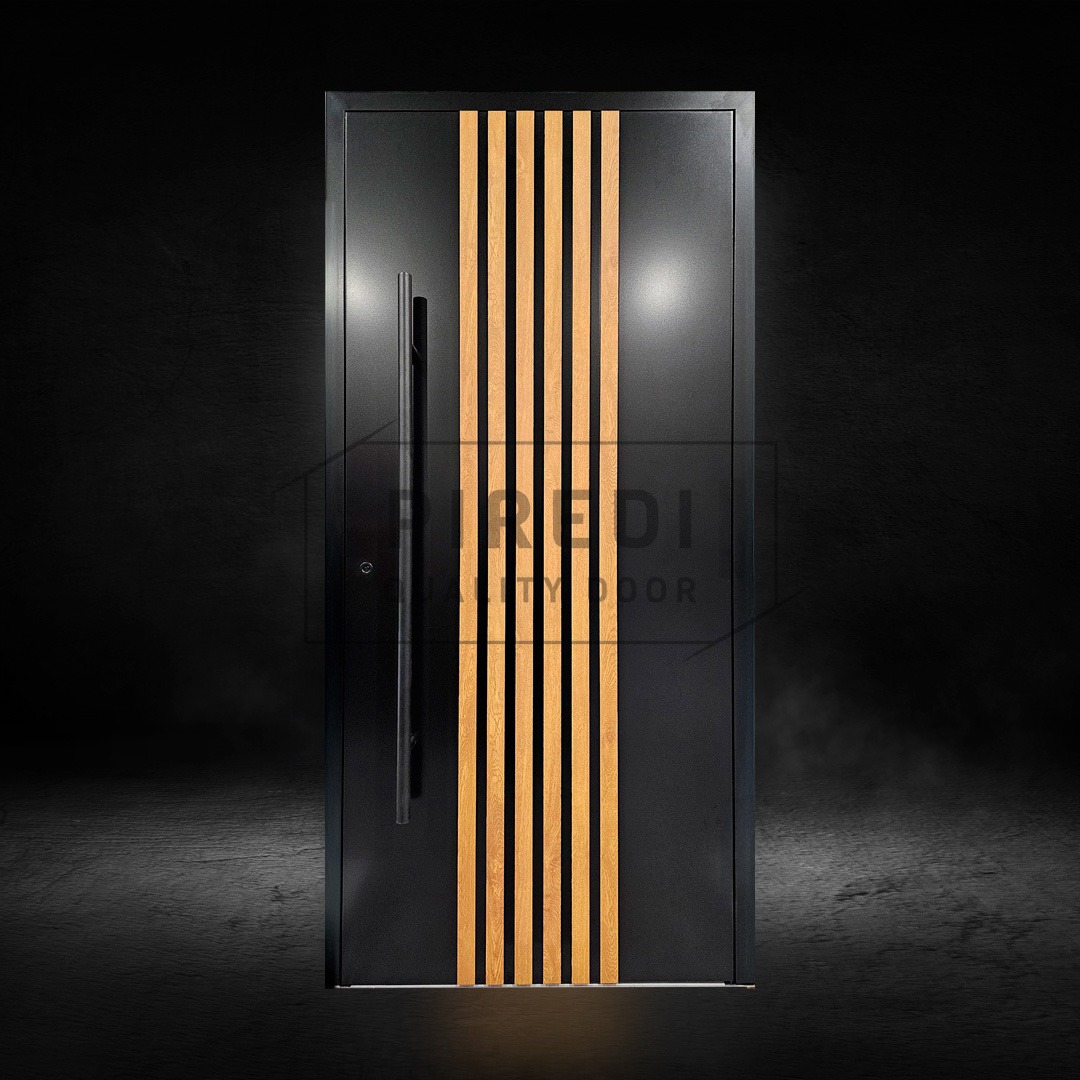 Czarne drzwi zewnętrzne z pionowymi, drewnianymi panelami i długim, srebrnym uchwytem na ciemnym tle. Nowoczesny design.