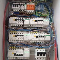 A-zabezpieczenia Adam Wysocki - Rozdzielnia elektryczna z bezpiecznikami Eaton, widoczne przewody w różnych kolorach. Instalacja w skrzynce, zabezpieczenia, kable.