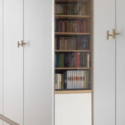 Biała zabudowa meblowa z p&oacute;łkami na książki, otwarte drzwi szafy eksponują regał. Minimalistyczne uchwyty w kształcie litery H. Jasne, stonowane wnętrze.