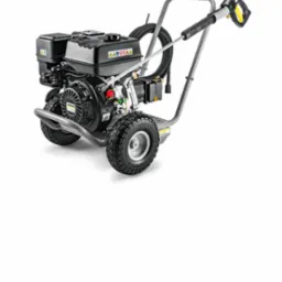 Profesjonalna myjka ciśnieniowa Karcher HD 6/15 G Classic z silnikiem spalinowym. Urządzenie na kołach z lancą i wężem, idealne do czyszczenia kostki brukowej.