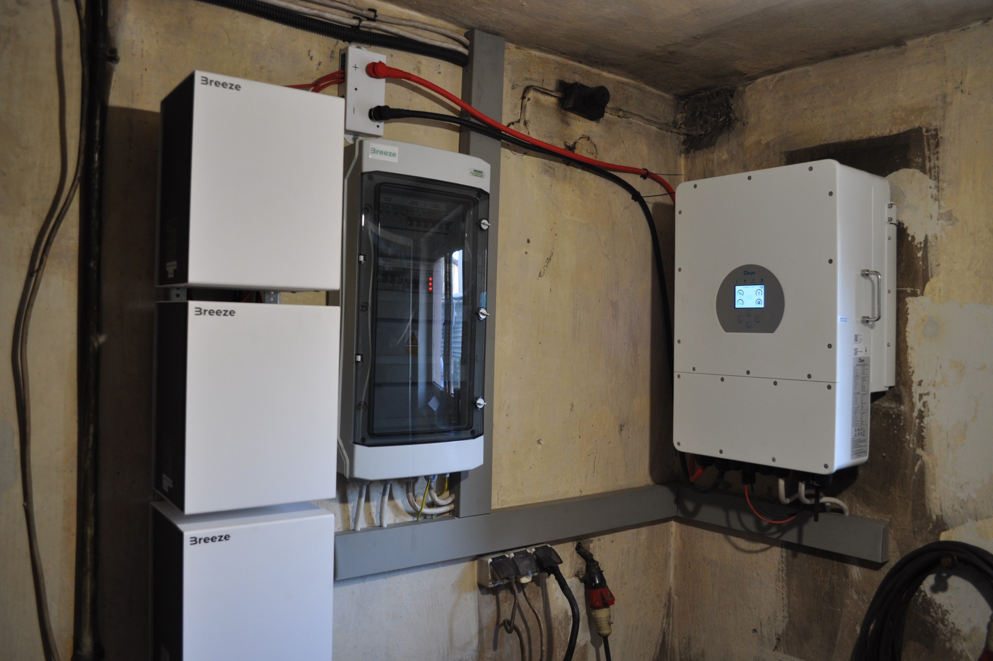 Falownik niskonapięciowy Deye SUN 6kW z magazynem energii Breeze ION 4850 o poj. 7,5 kWh