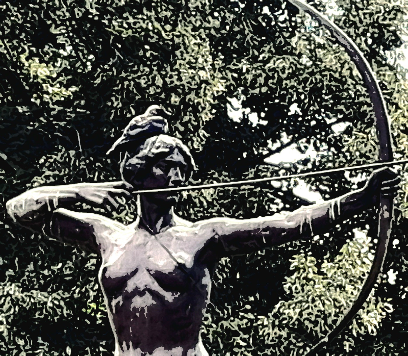 Statua kobiety z łukiem na tle zieleni, ukazana w artystycznym stylu z widocznymi detalami napiętego łuku i sylwetki, z efektem postarzanej fotografii.