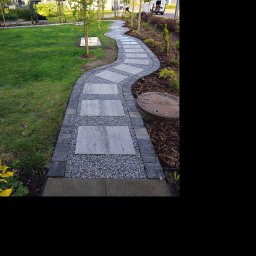 Realizacja ścieżki ,montaż palisad z kostki ,ułożenie płyt 60x40 na geowłókninę, wypełnienie kamieniem . 