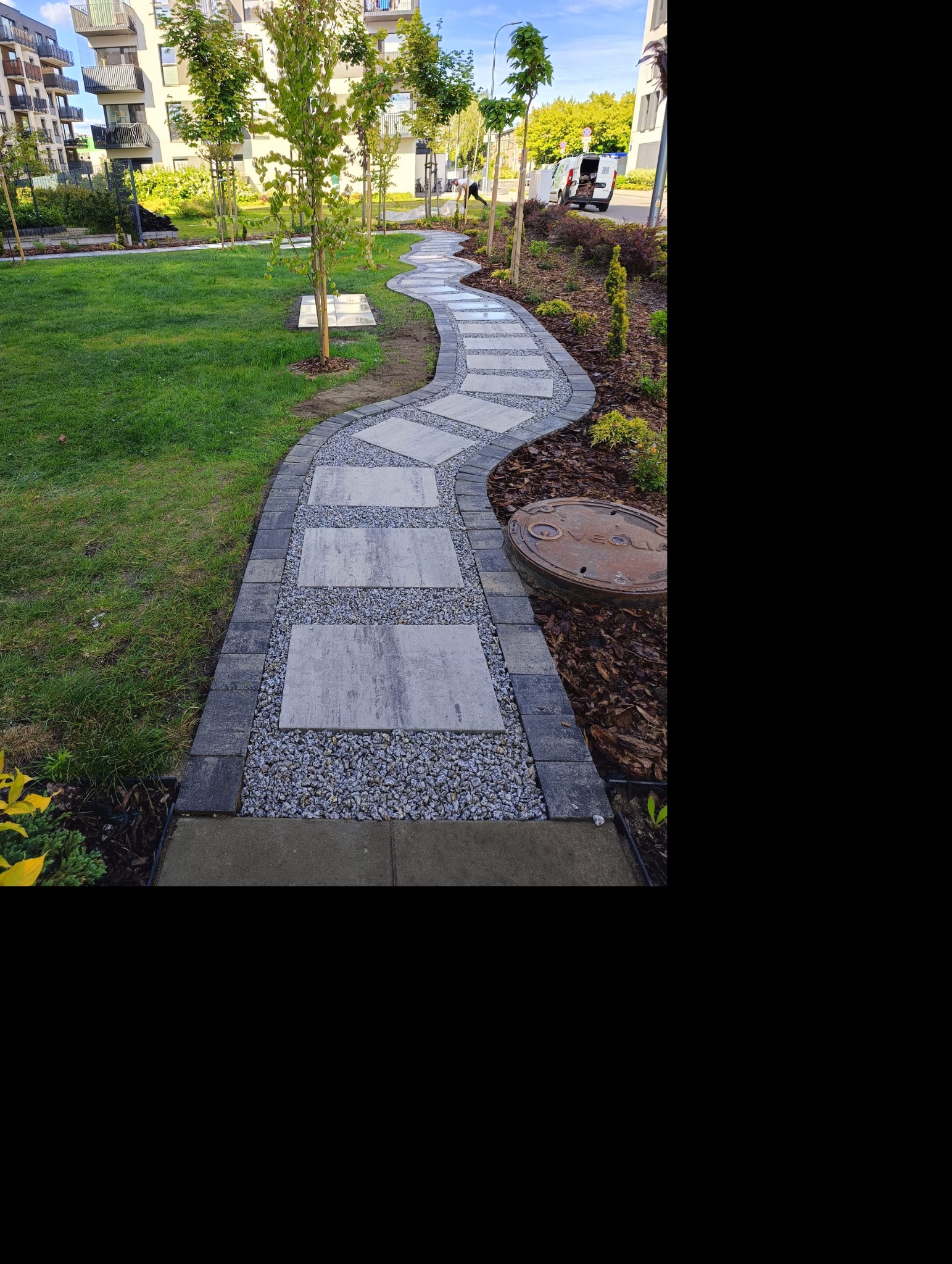 Realizacja ścieżki ,montaż palisad z kostki ,ułożenie płyt 60x40 na geowłókninę, wypełnienie kamieniem .