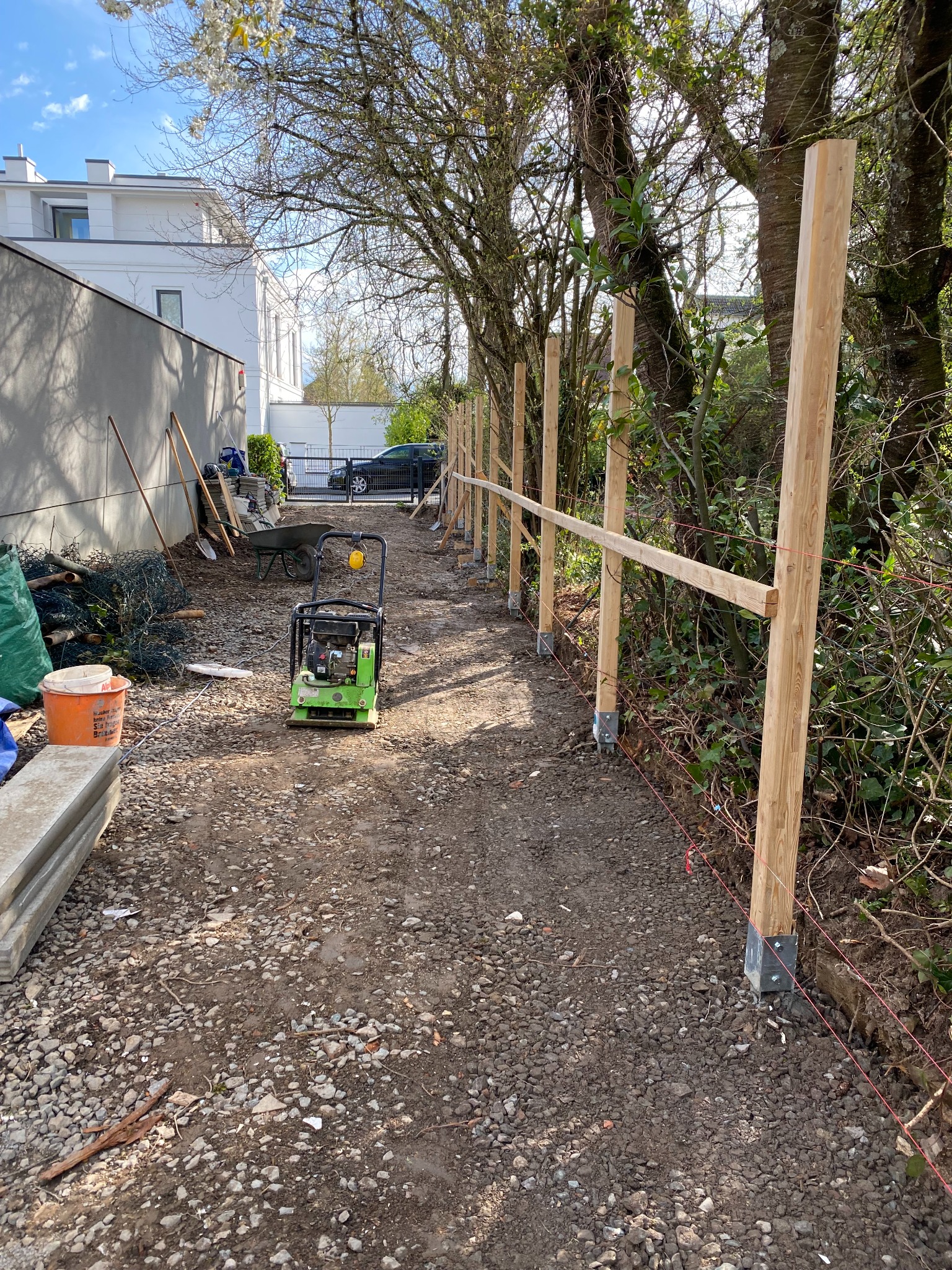 Przygotowanie terenu pod kostkę granitową i budowę płotu drewanianego ze świerka syberyjskiego