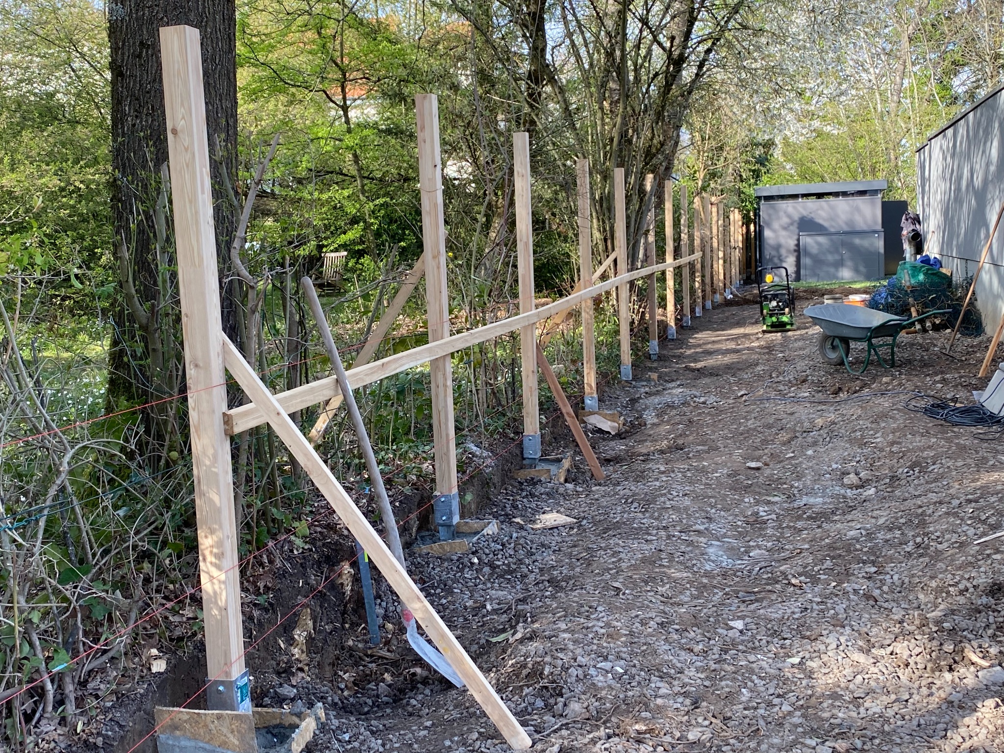 Przygotowanie terenu pod kostkę granitową i płotu drewanianego ze świerka syberyjskiego