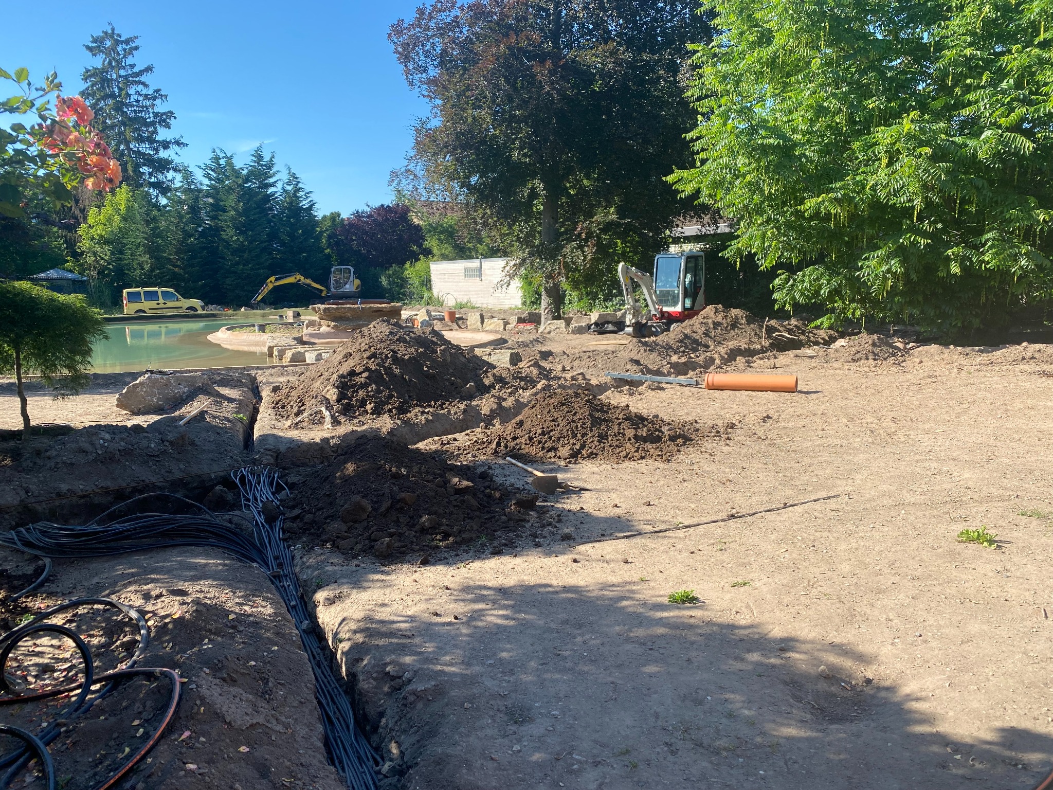 Przygotowanie terenu pod budowę płotu - ogrodzenia z piaskowca wraz montażem dwóch bram przesuwnych