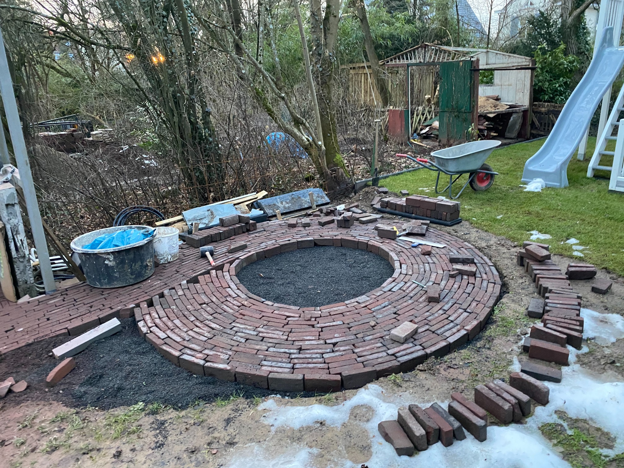 Wykonanie z klinkieru miejsca na ognisko i grilla
