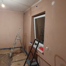 Odświeżenie pokoju:
- szpachlowanie
- gruntowanie
- malowanie
- wymiana oświetlenia

