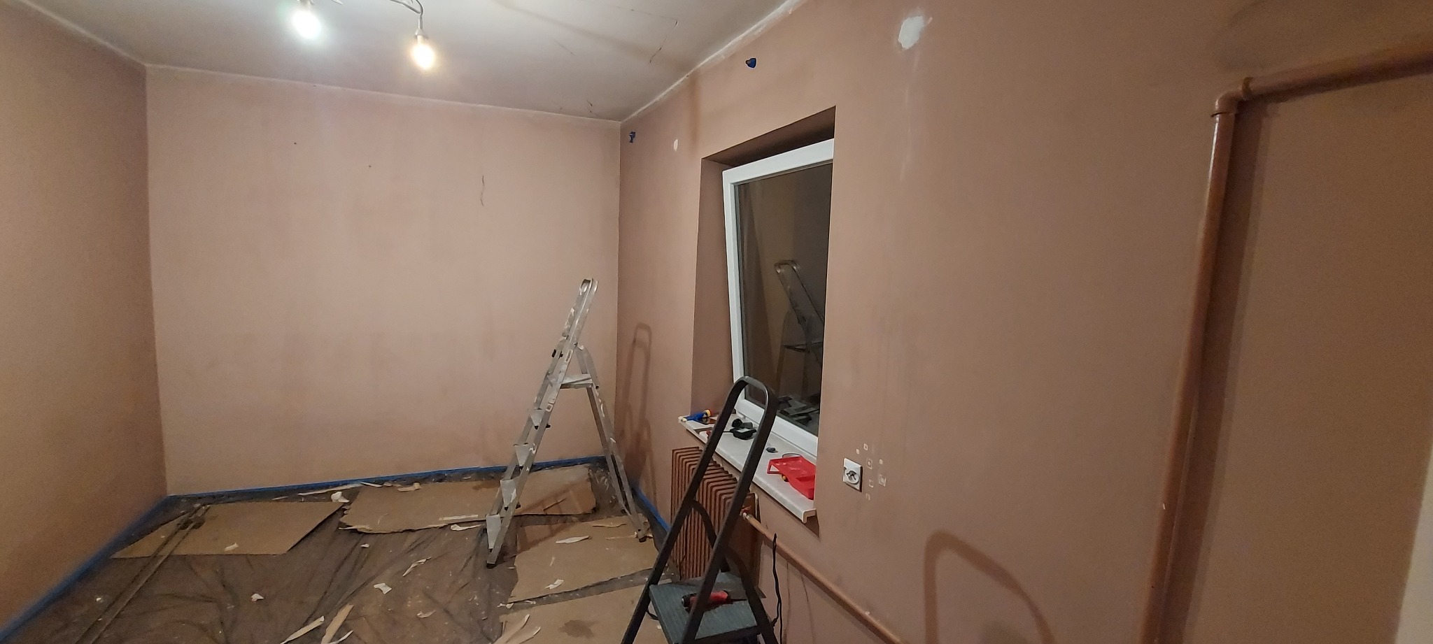 Odświeżenie pokoju: - szpachlowanie - gruntowanie - malowanie - wymiana oświetlenia