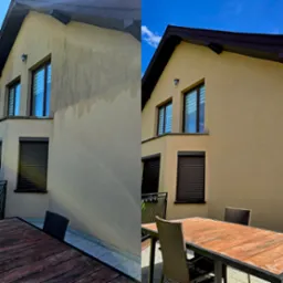 Elewacja budynku przed i po myciu. Widoczne różnice w czystości ścian, od szarej, zabrudzonej do jasnej, odświeżonej. Na pierwszym planie stół i krzesła.