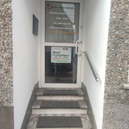 Biuro rachunkowe Ewa&Ewa - Wejście do biura rachunkowego z godzinami otwarcia na szybie i informacją o współpracy z mBankiem. Schody z wycieraczkami prowadzą do drzwi.