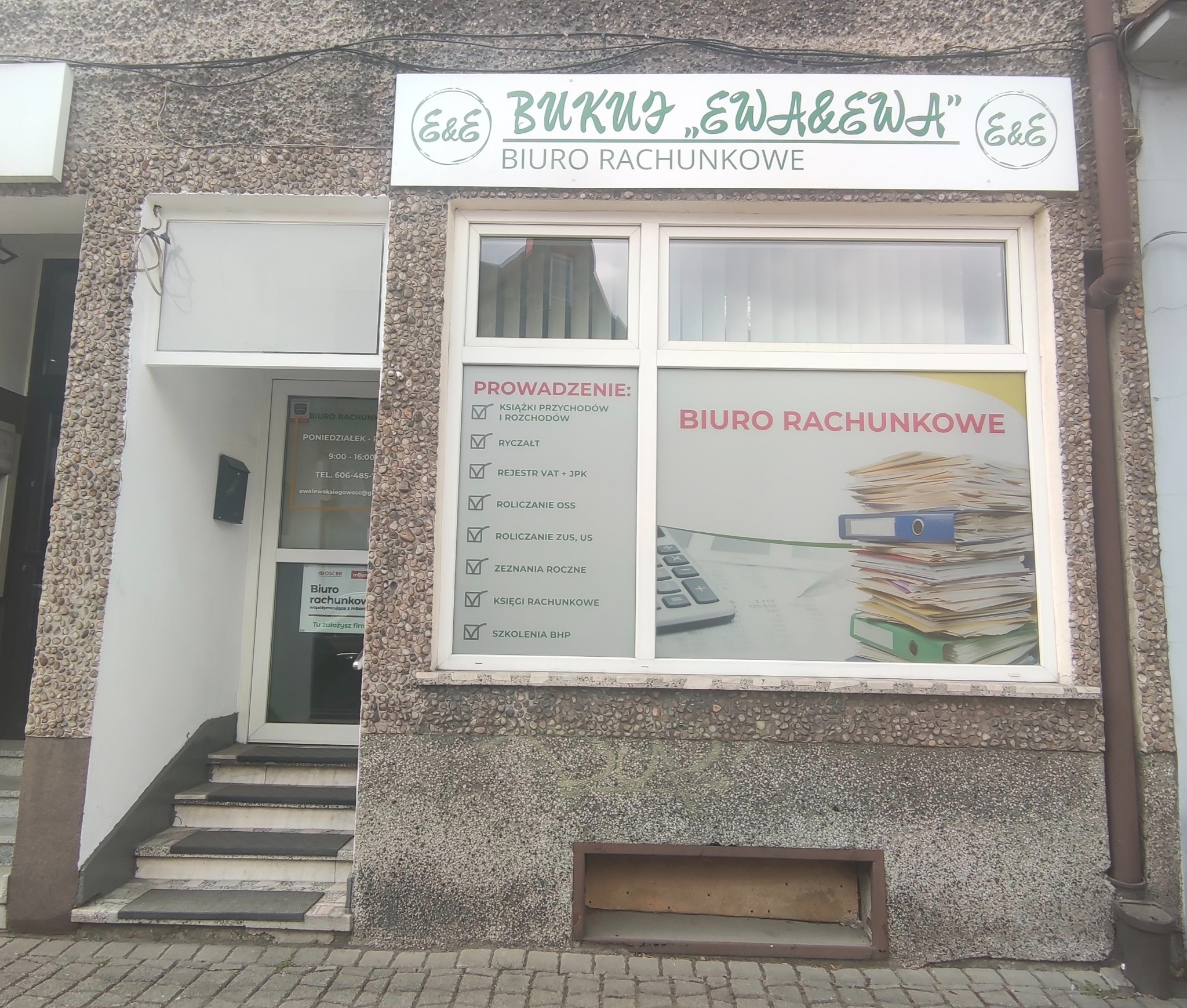 Fasada biura rachunkowego z szyldem i informacjami o usługach: prowadzenie ksiąg, ryczałt, rejestr VAT, rozliczanie ZUS i OSS, zeznania roczne, szkolenia BHP.