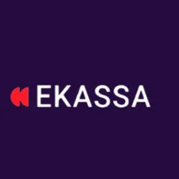Logo 'EKASSA' w kolorze białym z czerwonym elementem graficznym po lewej stronie, umieszczone na ciemnofioletowym tle. Minimalistyczny design.
