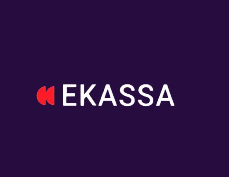 Logo 'EKASSA' w kolorze białym z czerwonym elementem graficznym po lewej stronie, umieszczone na ciemnofioletowym tle. Minimalistyczny design.