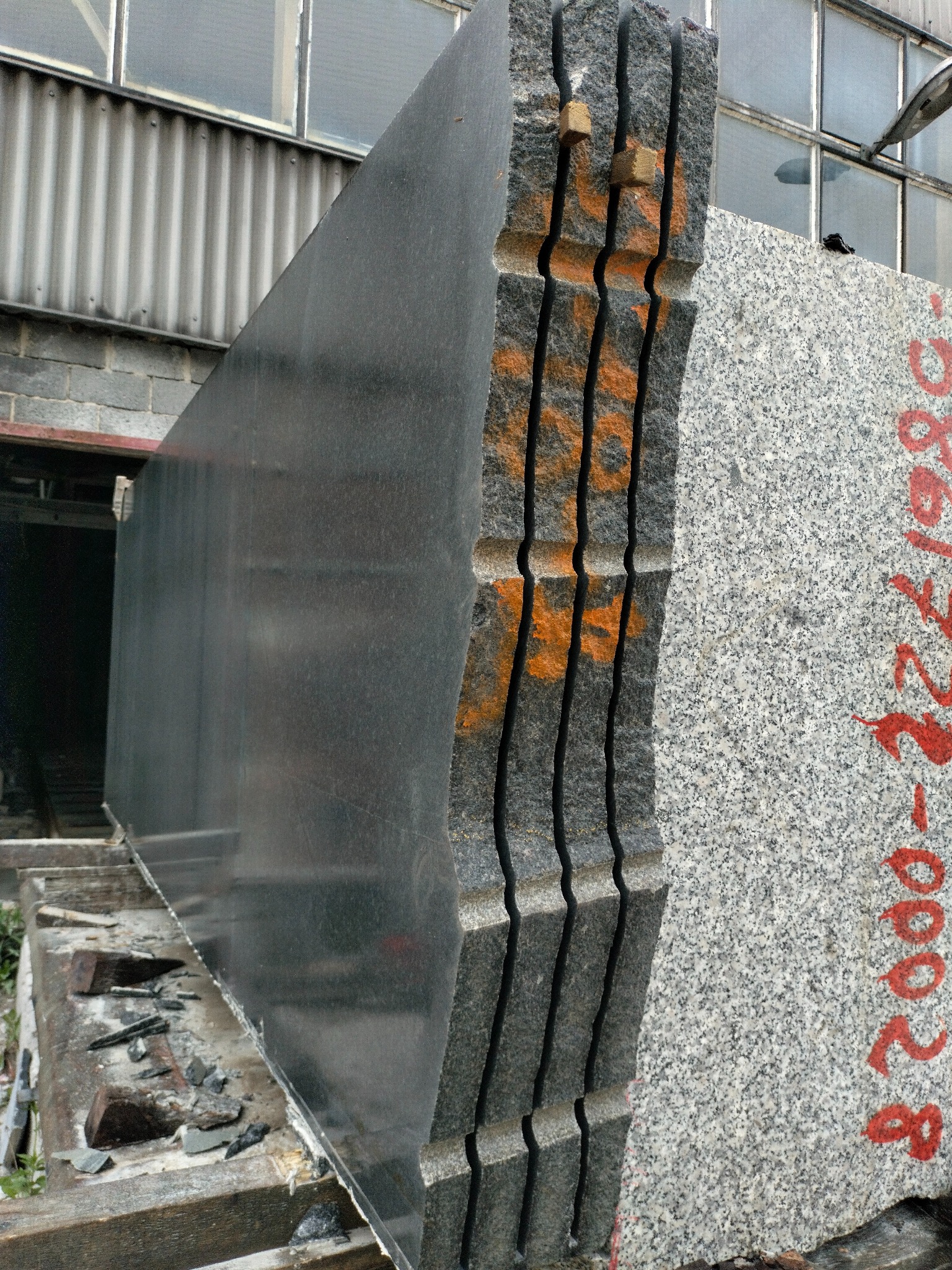 ciecie bloku granitowego