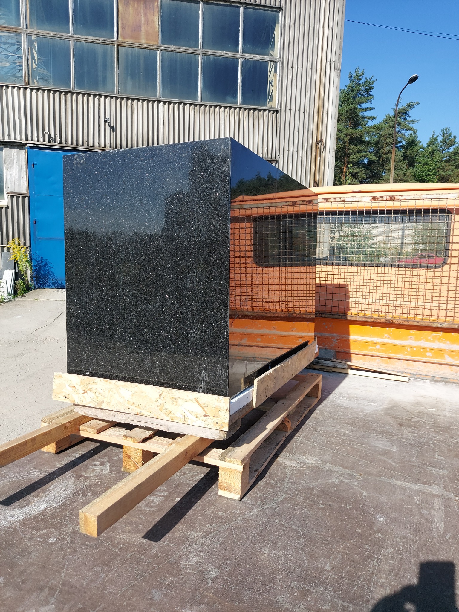 Wiszaca obudowa okapu z granitu