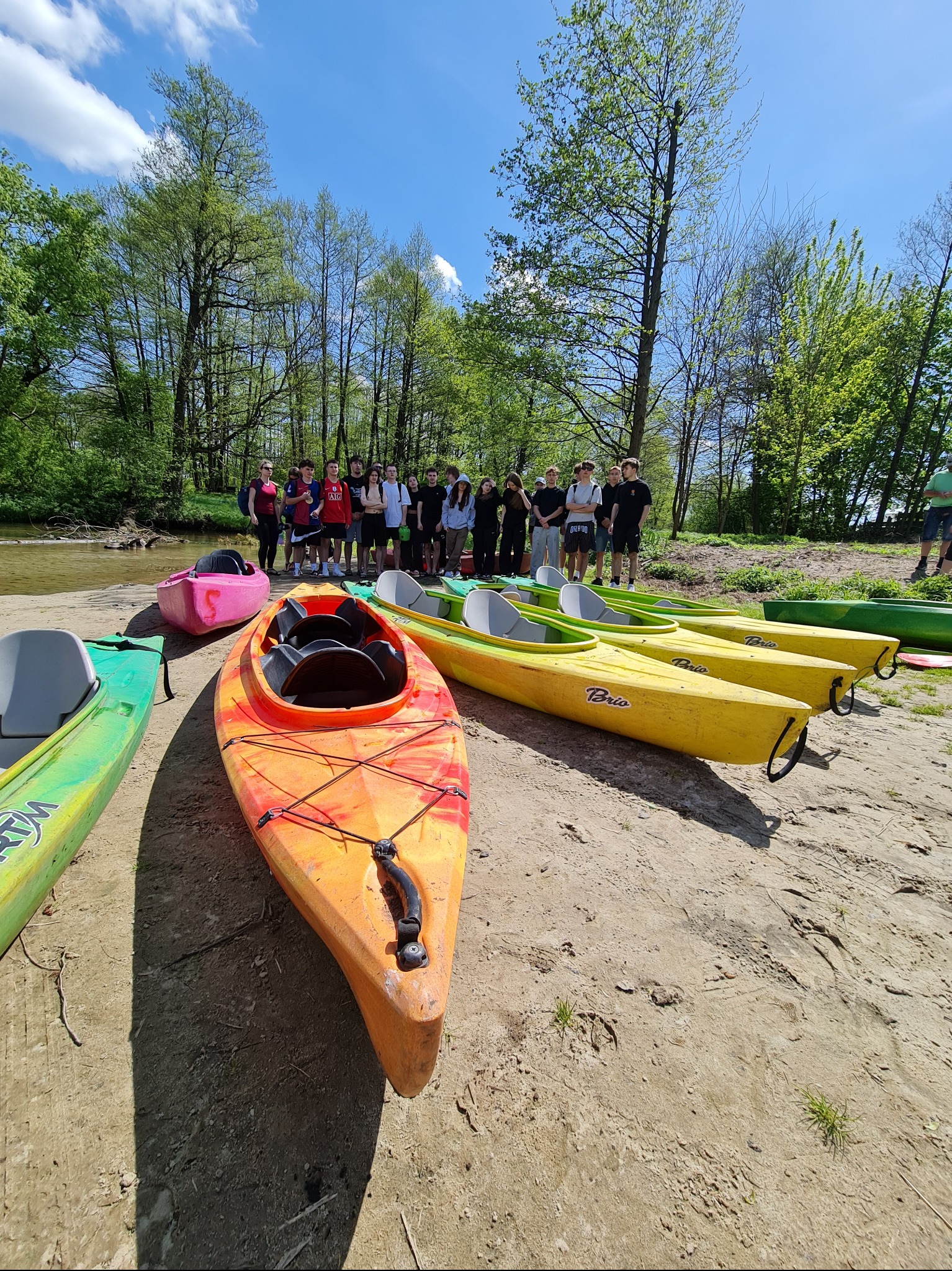 Spływy kajakowe so idealną rekreacją dla grup szkolnych jak i młodzieży.