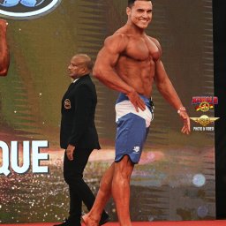 Pozowanie Men's Psyhique zawody kulturystyczne Adrian Marchewczyński
