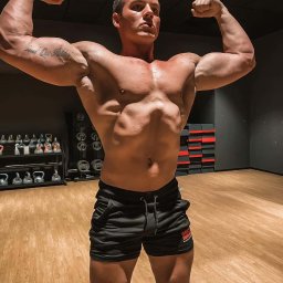 Trening personalny - pozowanie na siłowni
