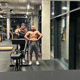 Trening personalny na siłowni z klientem