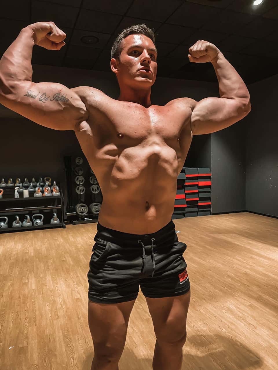 Trening personalny - pozowanie na siłowni