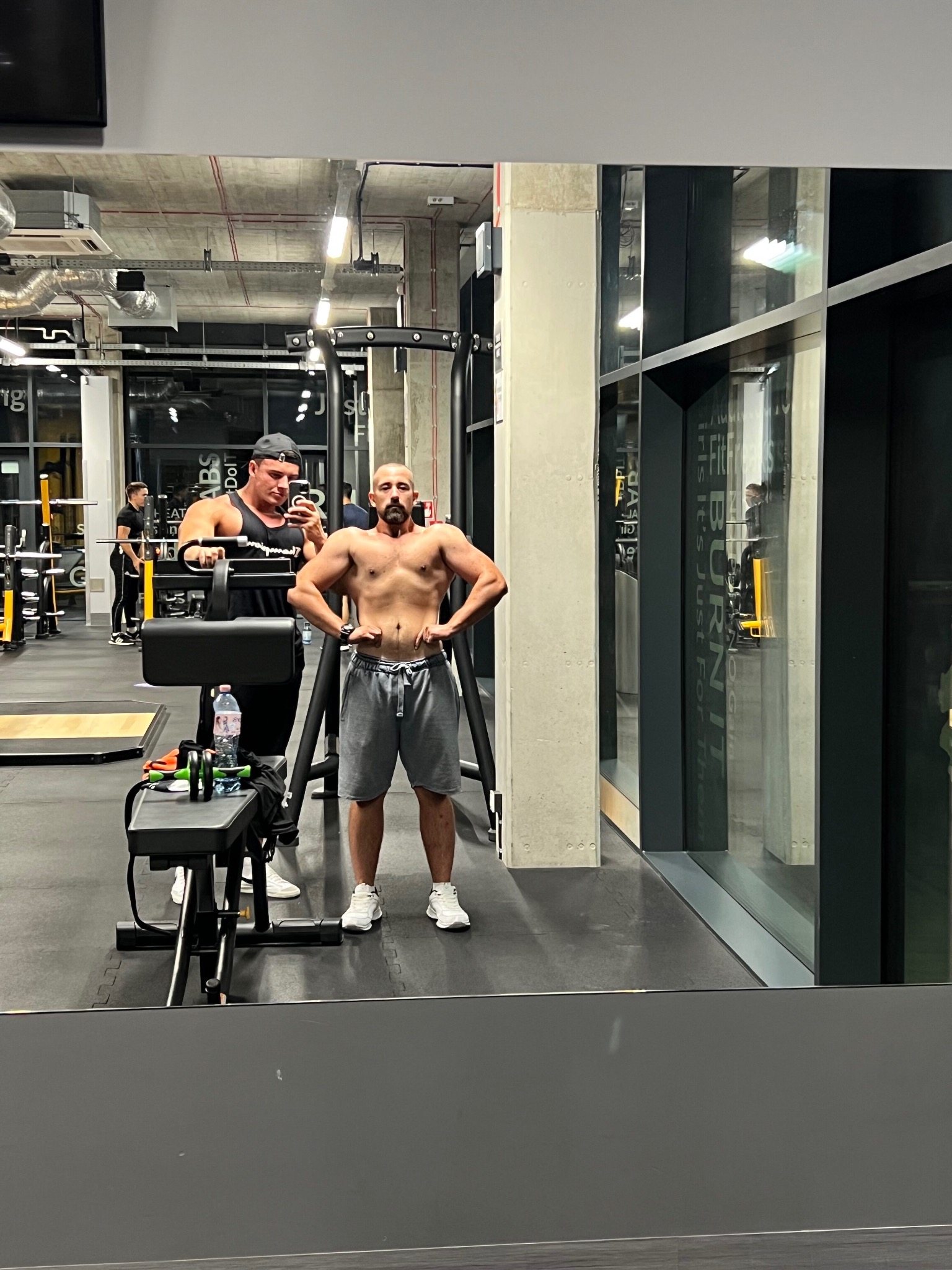 Trening personalny na siłowni z klientem