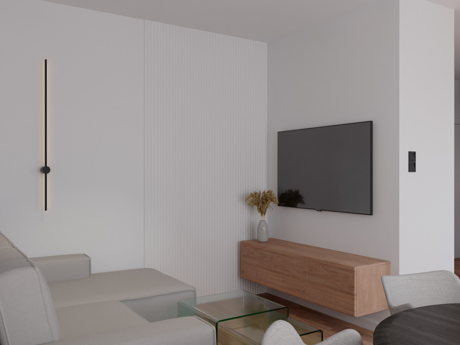 Minimalistyczny salon: szary narożnik, szklany stolik, drewniana szafka RTV z wazonem i telewizorem na ścianie. Długa lampa ścienna i panel z pionowymi żłobieniami.