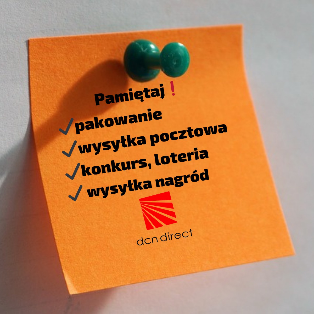 Pomarańczowa karteczka przypięta pinezką z listą usług: pakowanie, wysyłka pocztowa, konkursy, loterie, wysyłka nagród, logo DCN Direct.