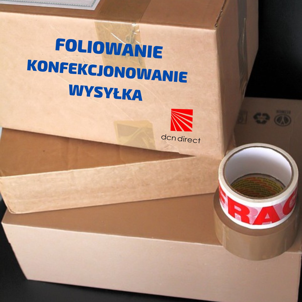 Stos kartonowych pudeł z nadrukiem 'Foliowanie, Konfekcjonowanie, Wysyłka' i logo DCN Direct, obok taśmy pakowe. Usługi pakowania i wysyłki.