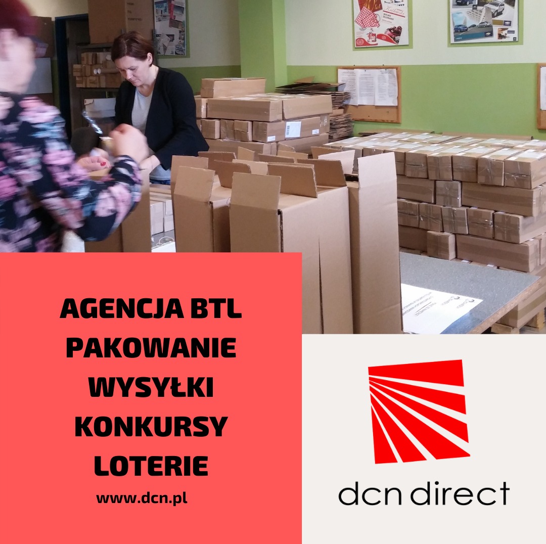 Pracownicy pakują towar do kartonowych pudełek. W tle widoczne stosy zapakowanych paczek. Częściowo zasłonięte logo firmy DCN Direct.