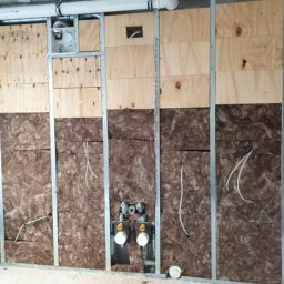 SCIANA DZIAŁOWA Z K/G + WZMOCNIENIE Z PŁYT DREWNIANYCH POD SZAFKI WISZĄCE