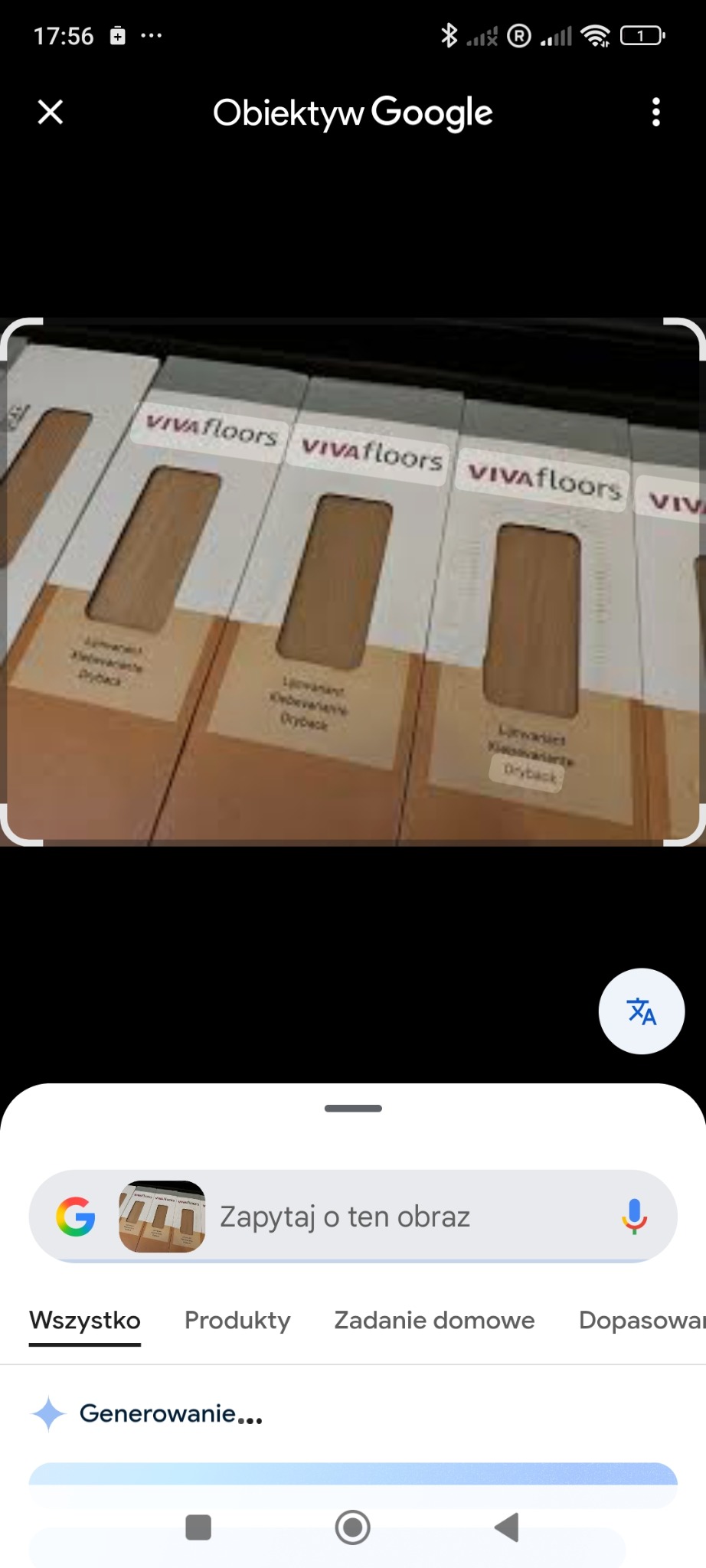 Próbki paneli podłogowych VIVAfloors Dryback w opakowaniach, prezentujące różne odcienie drewna. Widoczne napisy informacyjne na etykietach.