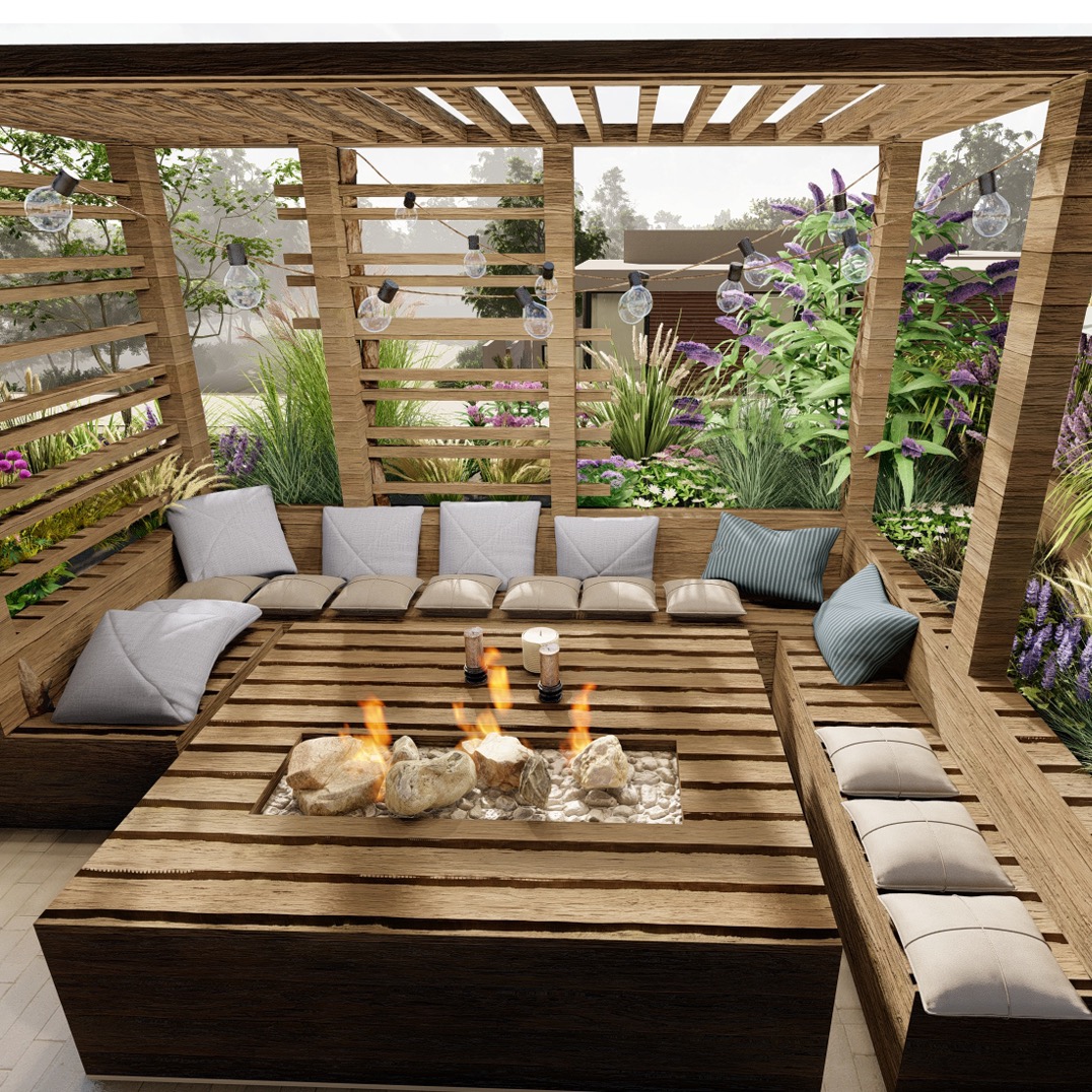 Drewniana altana z paleniskiem i roślinami. Poduszki na siedziskach, dekoracyjne oświetlenie. Elementy krajobrazu w tle.