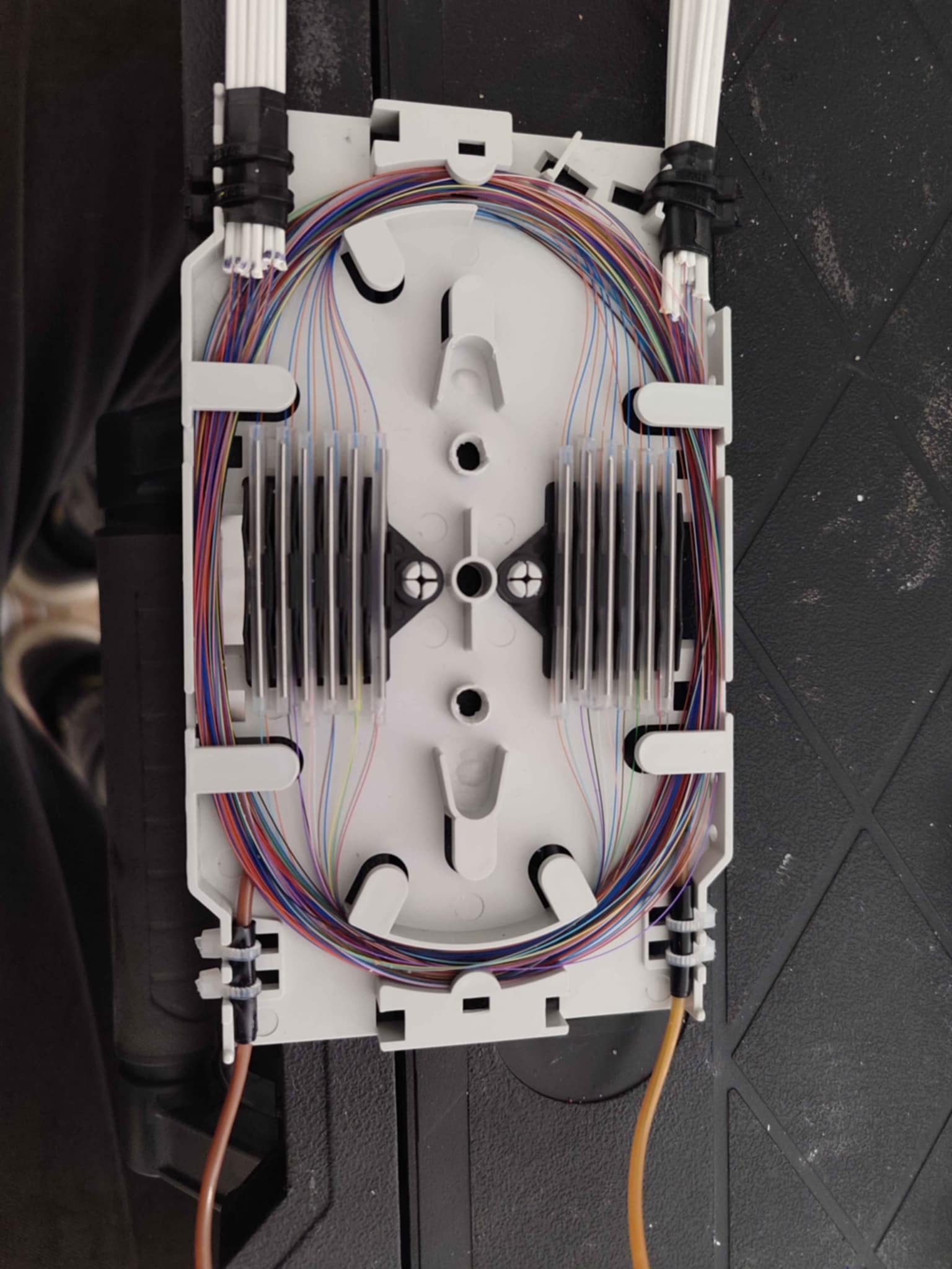 Estetyka to nasza główna dewiza. Każda tacka światłowodowa jest powtarzalna i estetyczna.