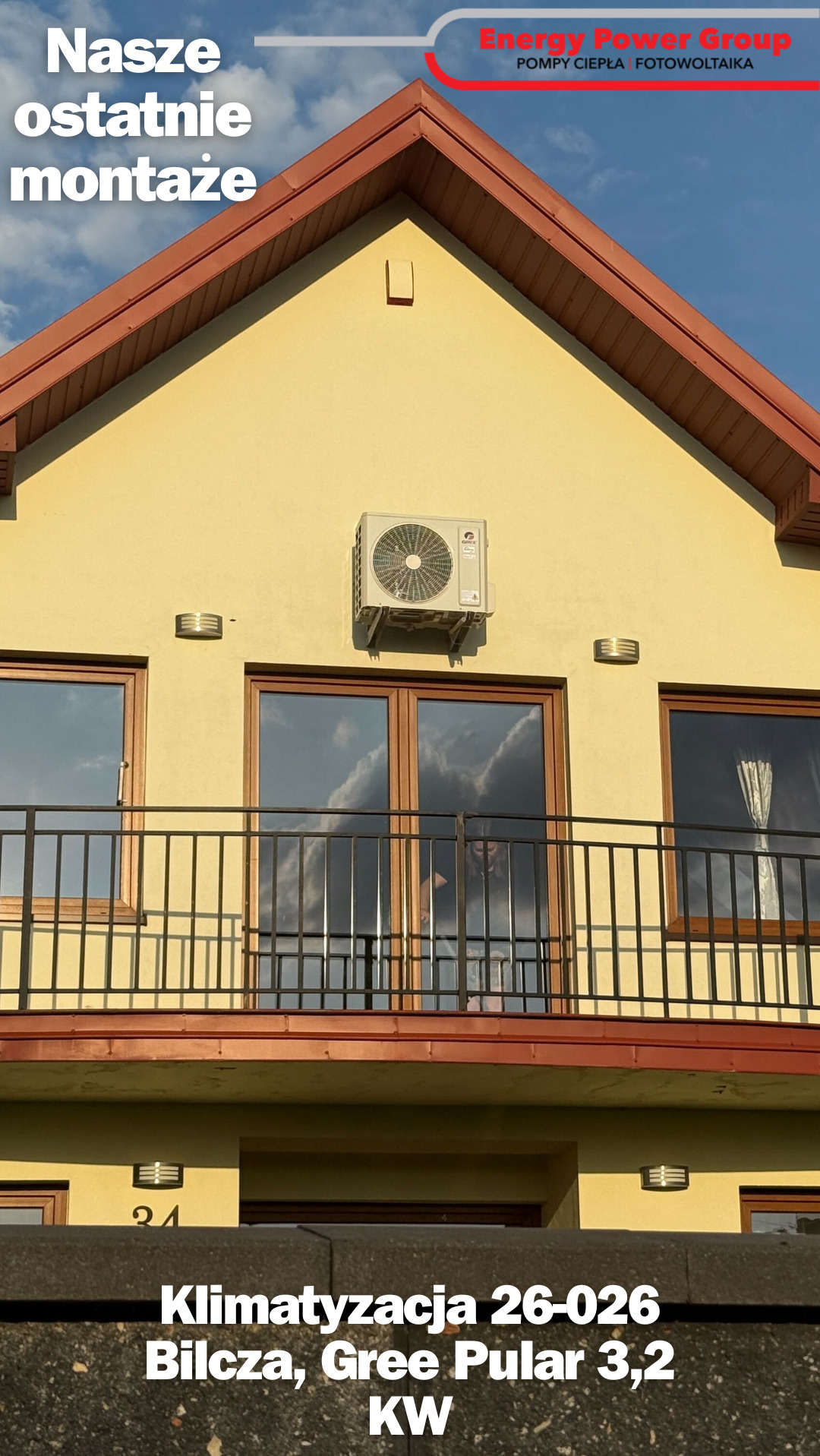 Żółty dom z balkonem i zamontowaną klimatyzacją Gree Pular 3,2 KW. Widoczne okna z odbiciem nieba. Na górze napis 'Nasze ostatnie montaże'.