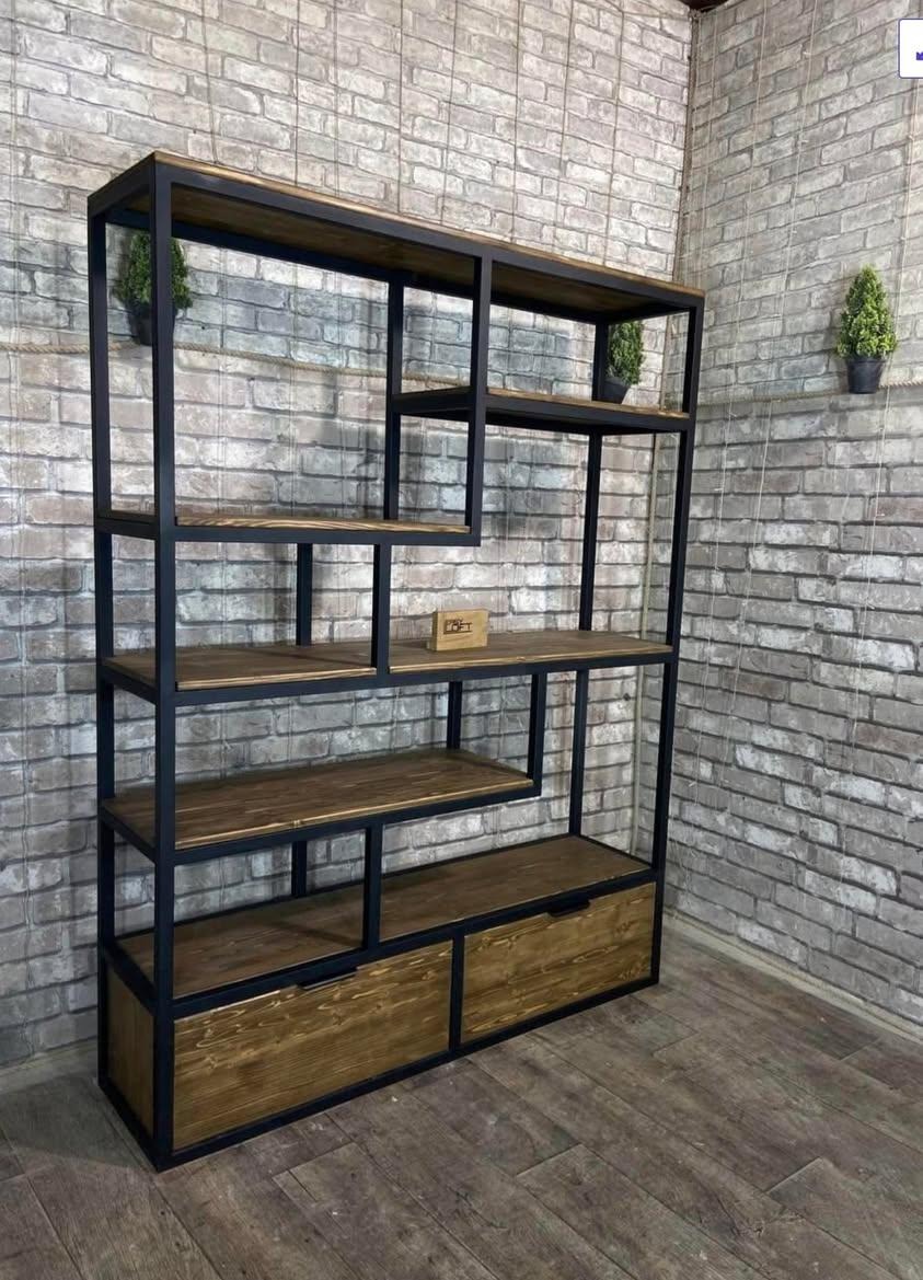 Regał loftowy z metalową ramą i drewnianymi półkami, wykonany w Legionowie. Widoczne dwie szuflady na dole i dekoracje na górnych półkach.